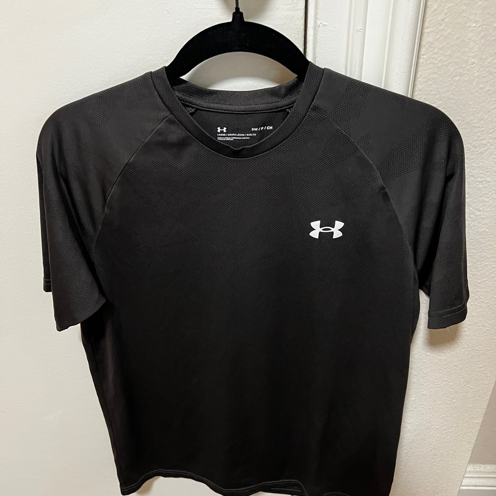 Under Armour Dark Grey and Navy Short Sleeve Gym Shirts, Mens Small, set of 2!